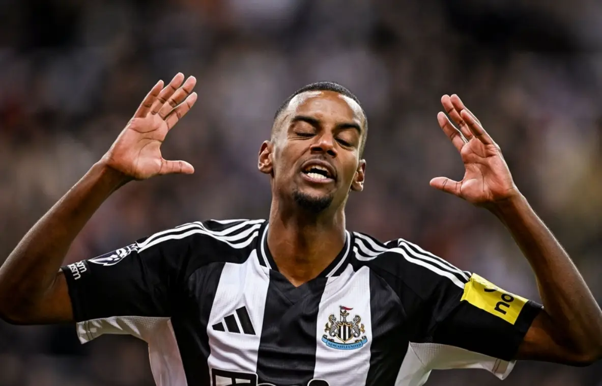 爱游戏在线-纽卡斯尔主场狂攻vs本菲卡穆帅铁阵