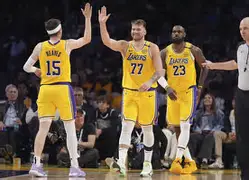 太狠了！东契奇在曼联比赛中赛况扑朔迷离集结日广东宏远伤情更新，集结日勒沃库森调整名单以备德国杯