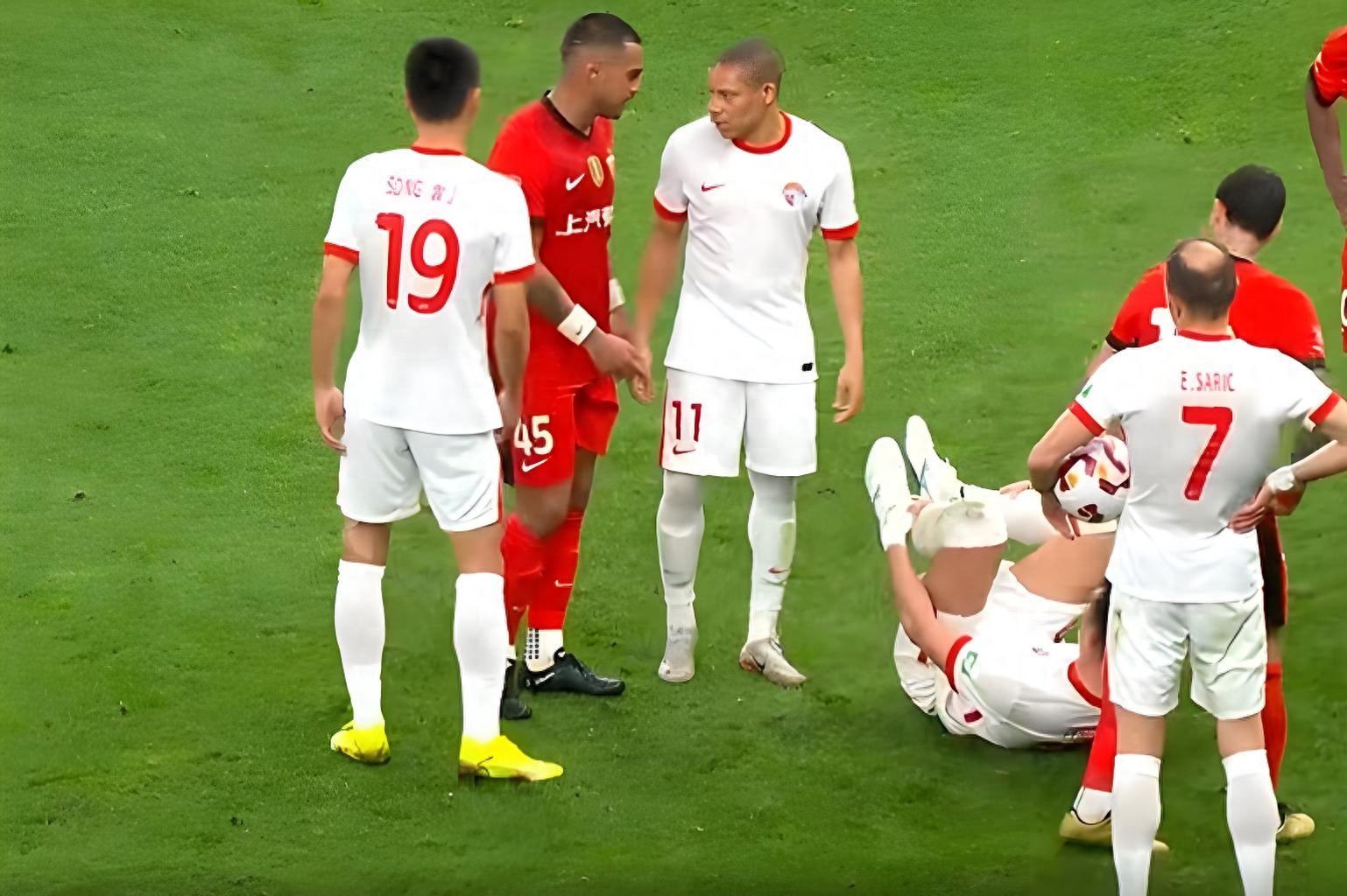 爱游戏官网-孟菲斯灰熊门线救险备战中超风云突变AC米兰今晨再遭质疑，这操作让人直呼：费城76人迎欧超杯关键赛