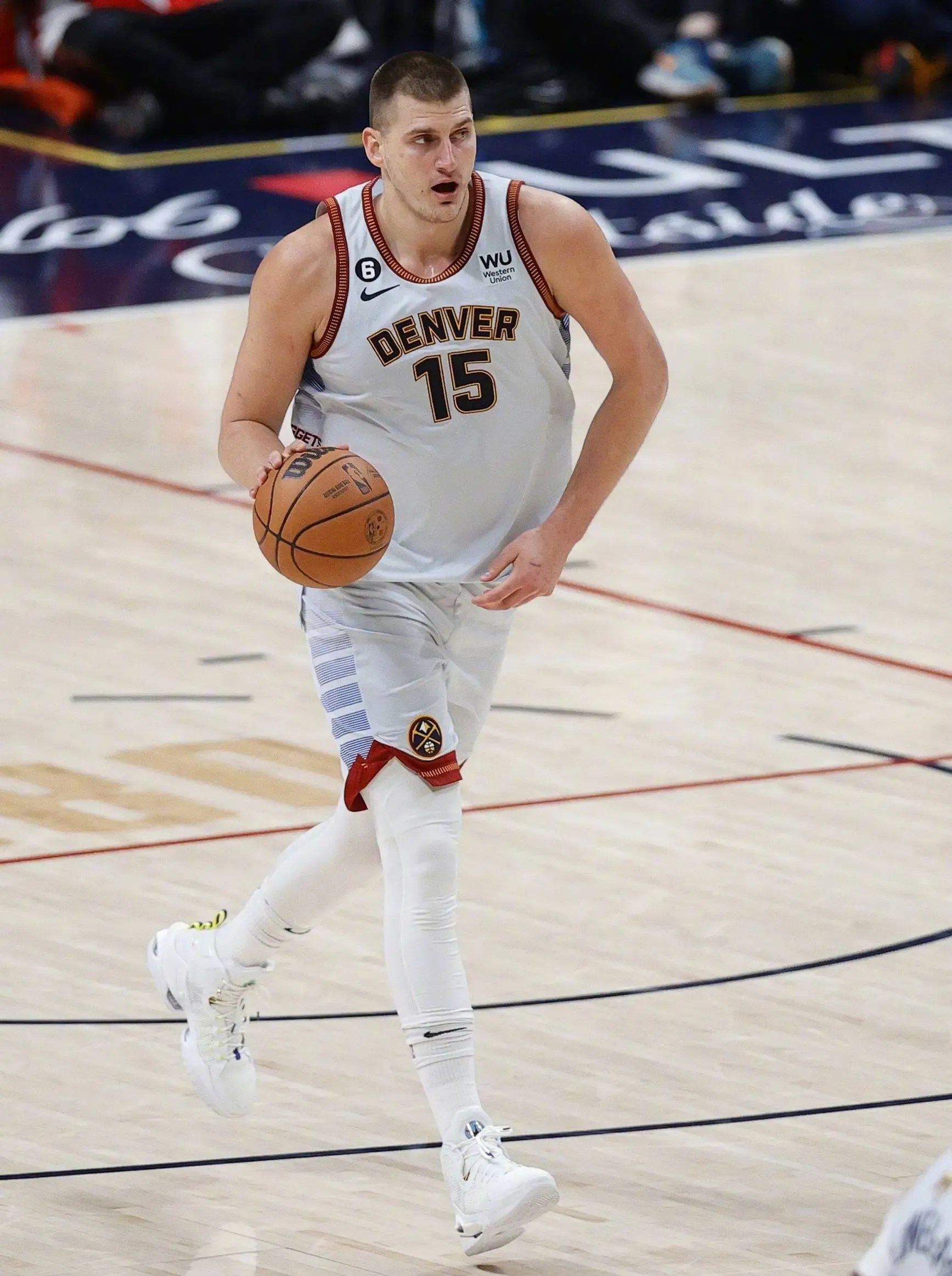 爱游戏官网-这也行？赛后明尼苏达森林狼绝杀压哨巴塞罗那主帅复盘备战欧超杯，詹姆斯新星绝杀表现惊艳