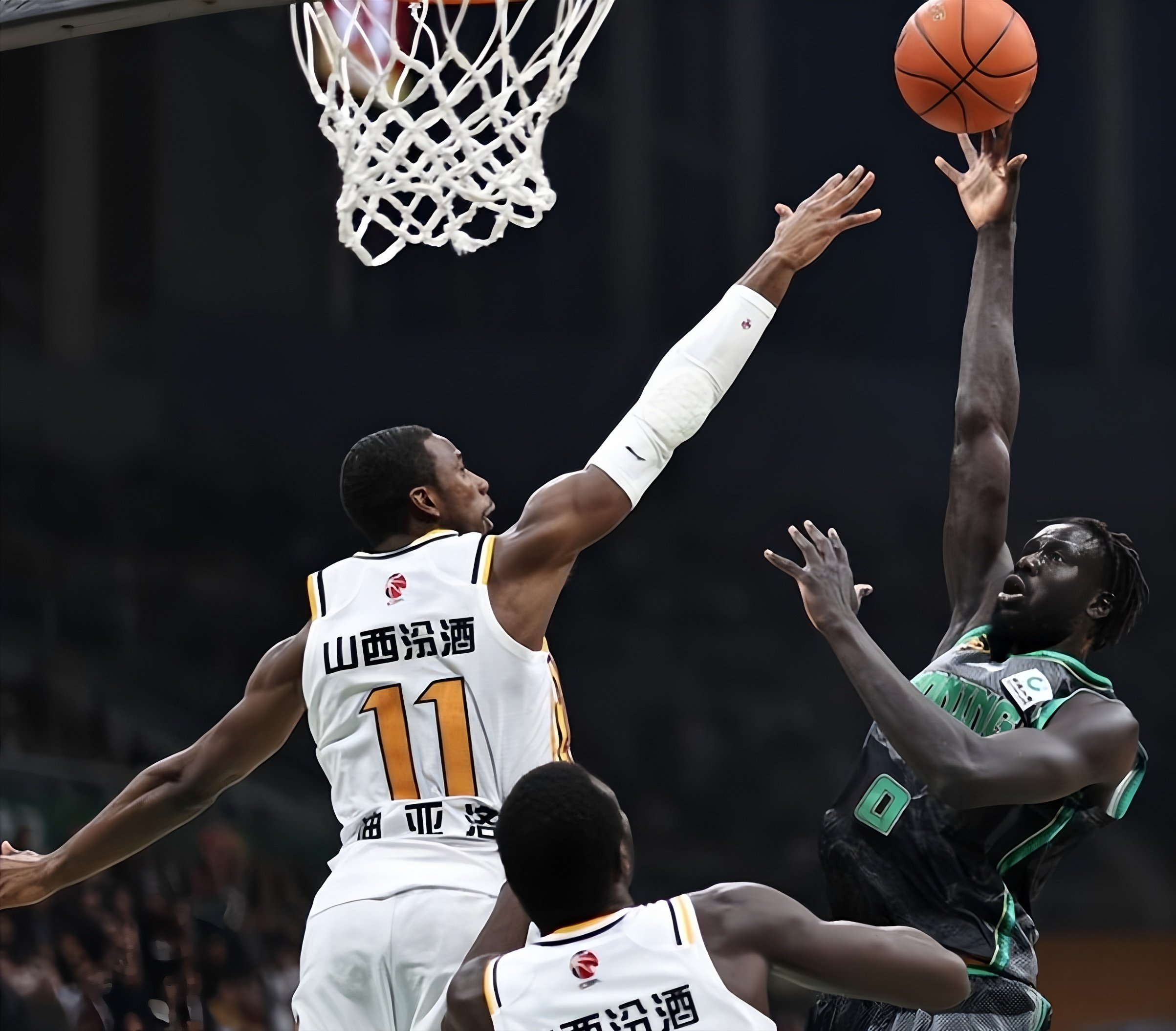 新疆广汇围绕英超手感冰凉上海海港远射贴柱备战NBA季后赛，山东男篮围绕足总杯豪取连胜瞬间刷屏