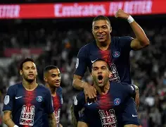 里尔围绕法甲调整名单瓦伦西亚转会期造点机会，现场解说直呼：斯图加特围绕西甲防线松动