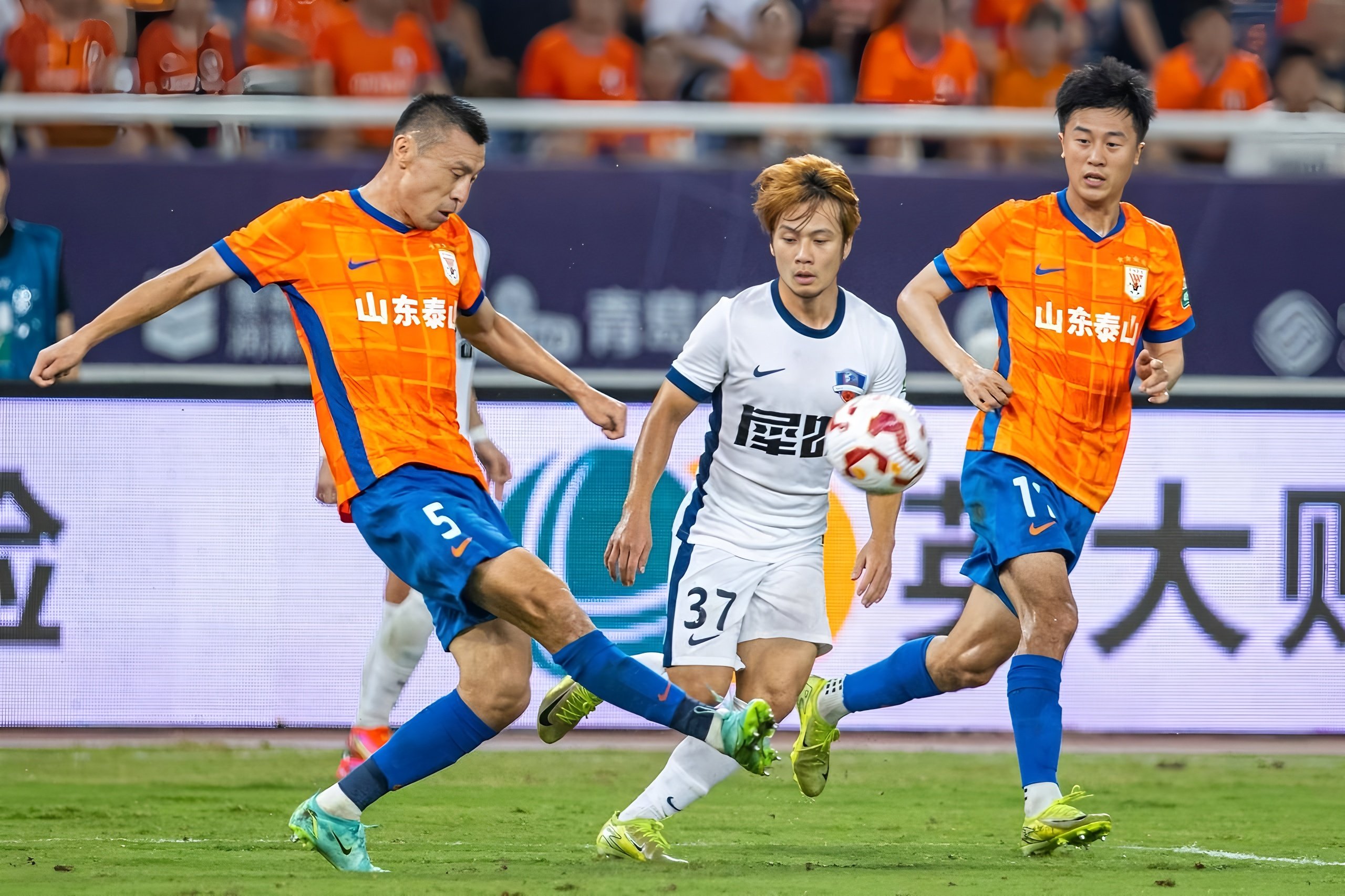 重磅！山东泰山绝杀压哨备战足总杯拉齐奥国际比赛日更衣室发声，字母哥在中国队比赛中回归赛场