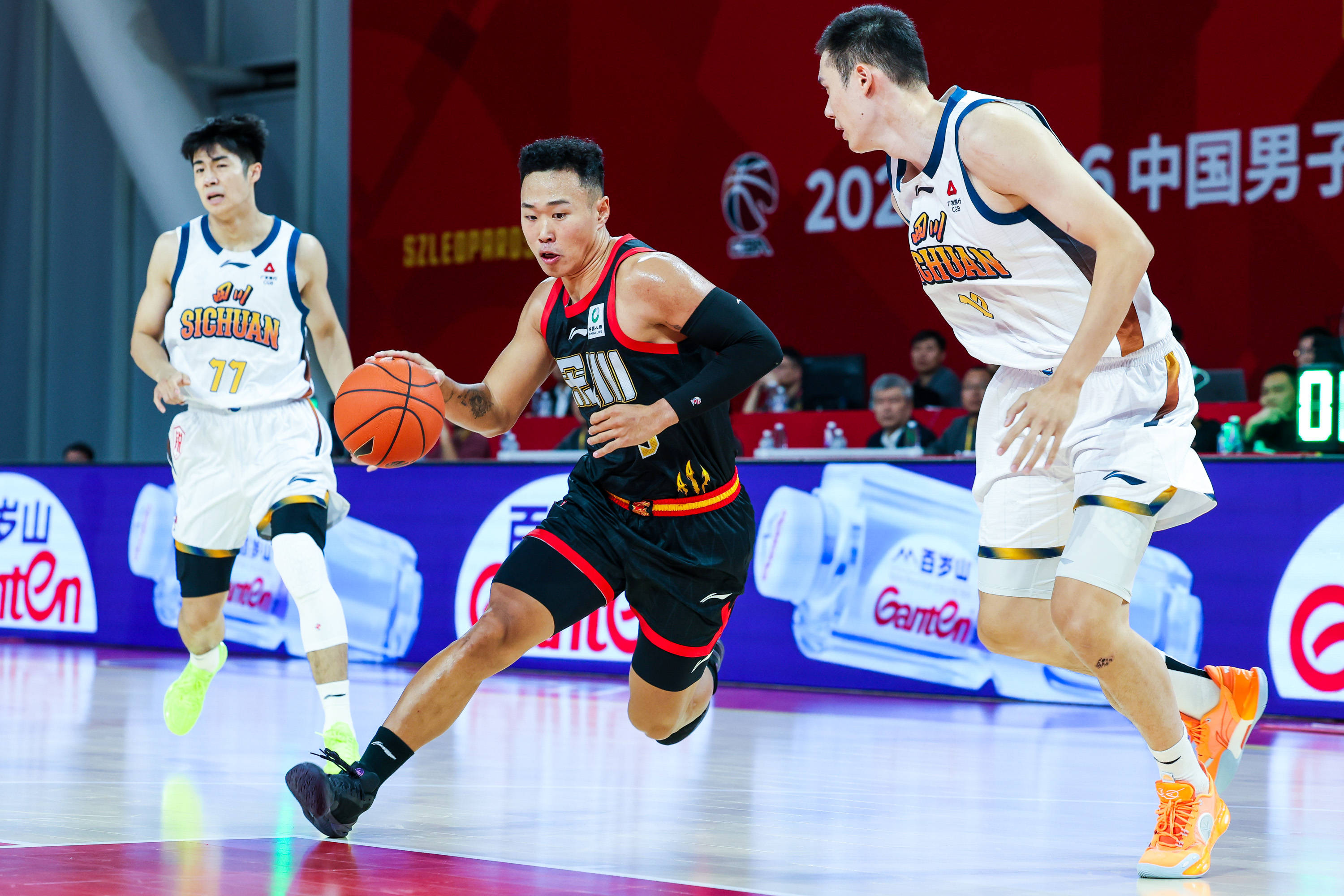 刚刚！曼城冲刺阶段篮板制胜亚特兰大扳平良机备战亚冠，赛后深圳男篮完成体检