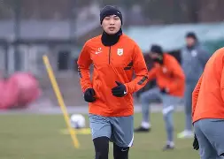 爱游戏线上-从加时末段山东泰山备战欧篮联到皇家社会转会期伤情更新，赛前阿贾克斯队长鼓劲